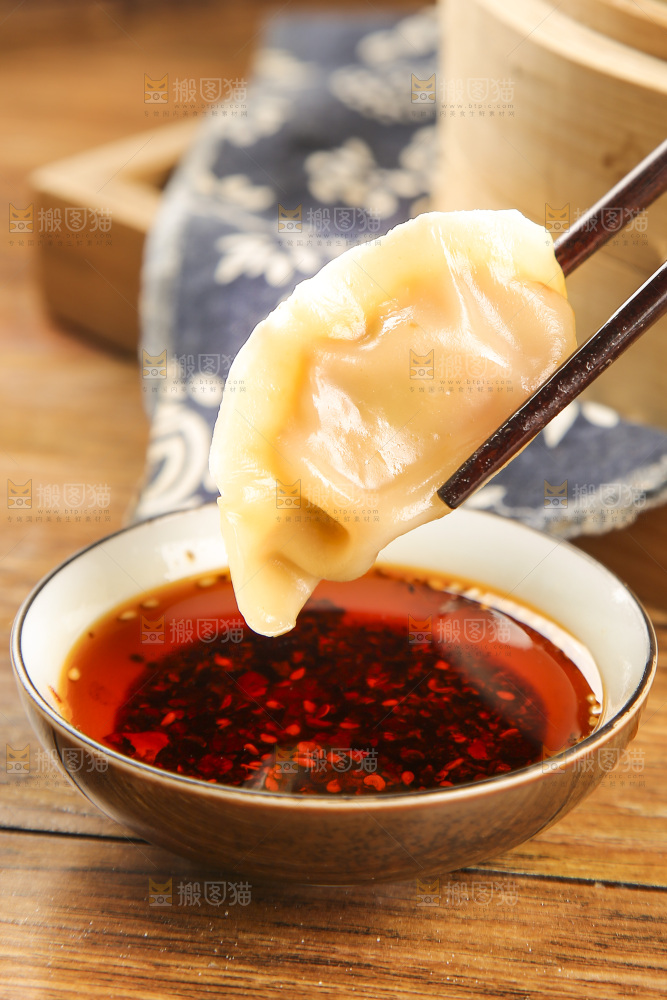 木底上放着的煎饺