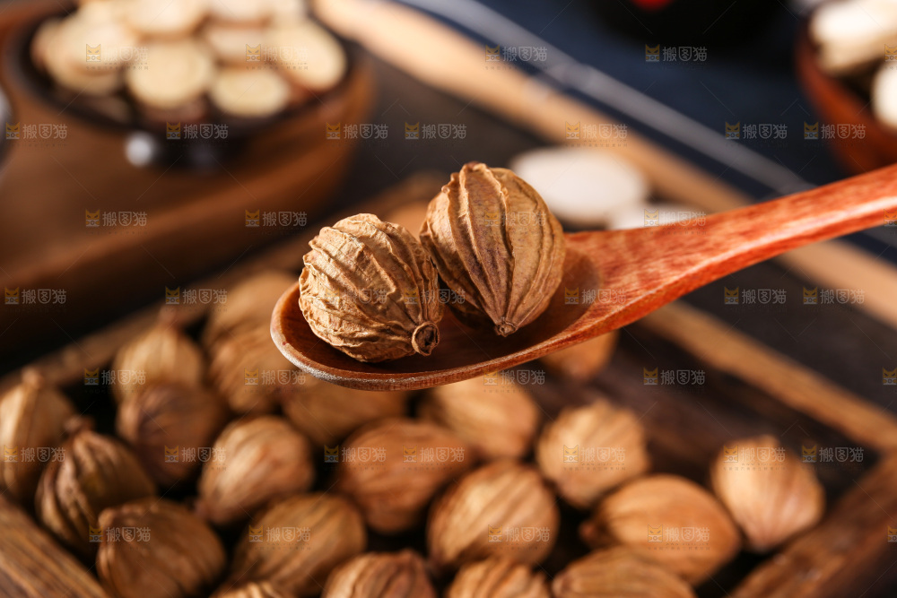 木底上的草果