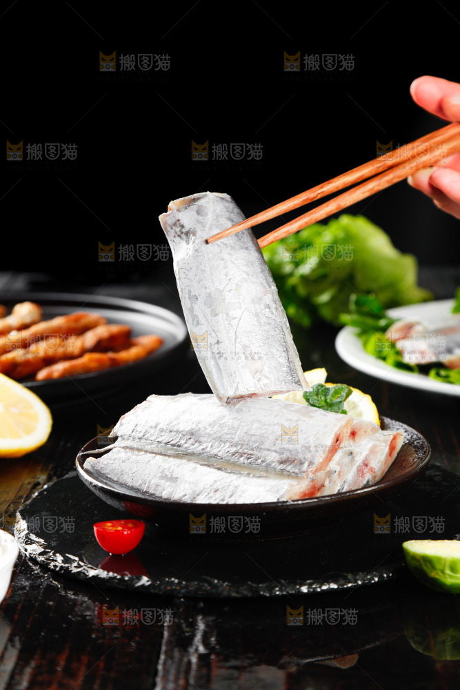 黑底上的鲜冻带鱼段