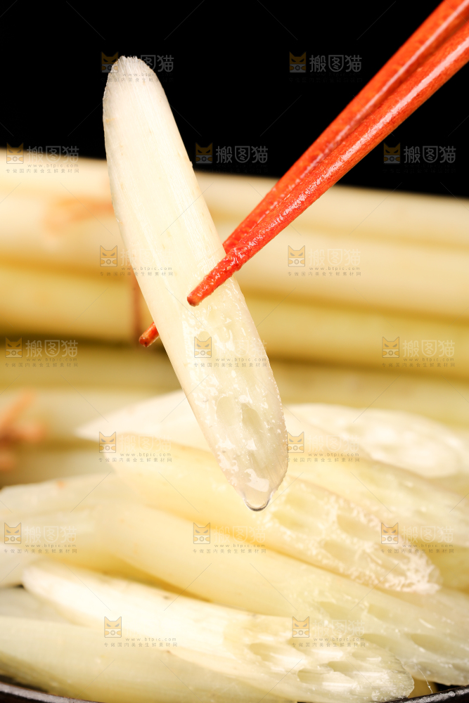 深底上放着藕带