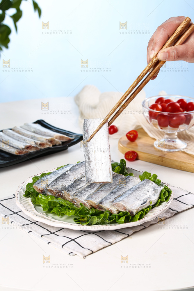 白底上的带鱼段