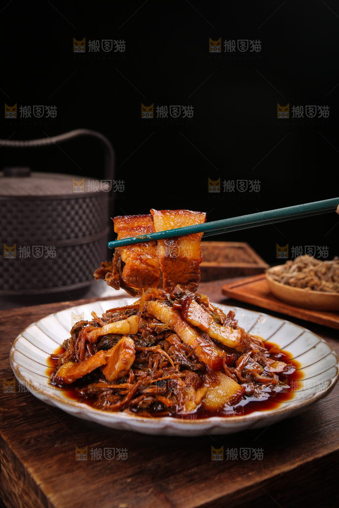 木底上的梅干菜五花肉