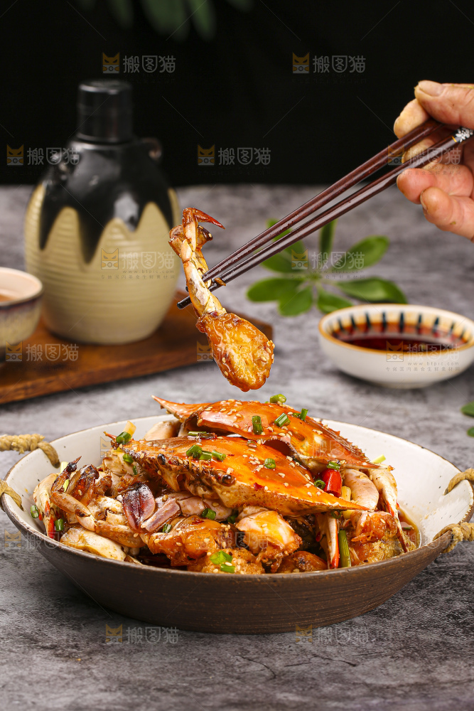 深底上的香辣梭子蟹