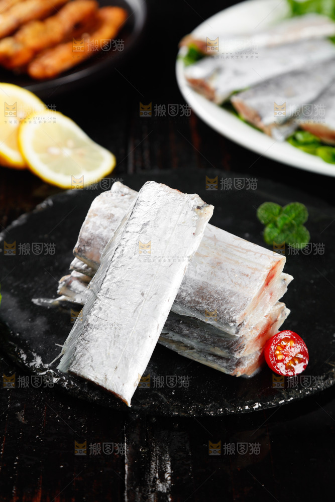 黑底上的鲜冻带鱼段