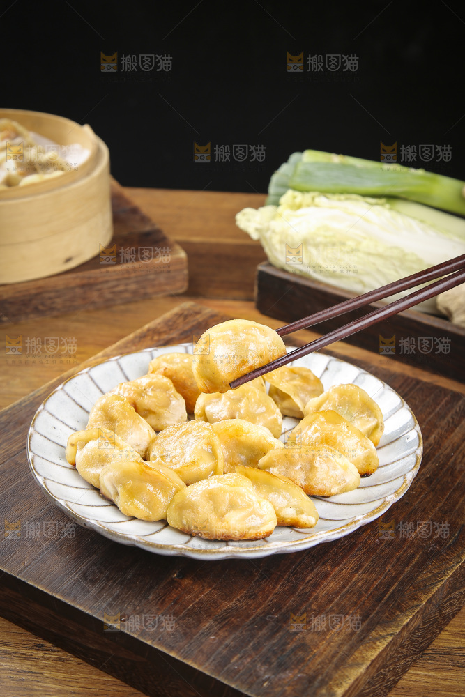 木底上放着的煎饺