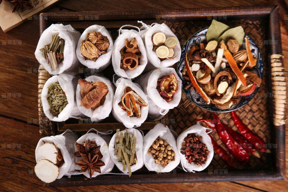 木底上的香料组合