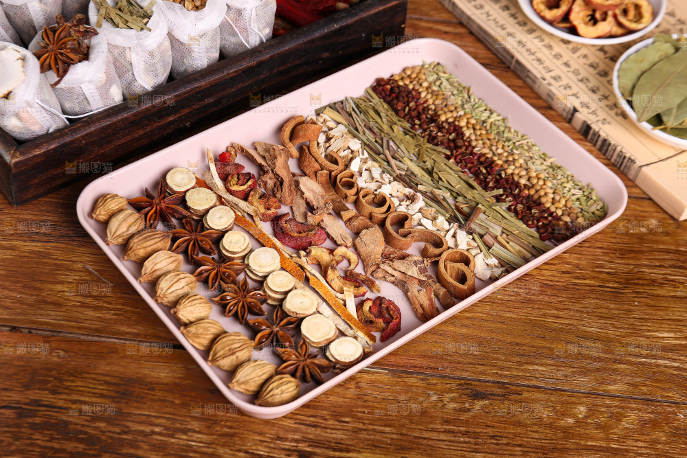木底上的香料组合