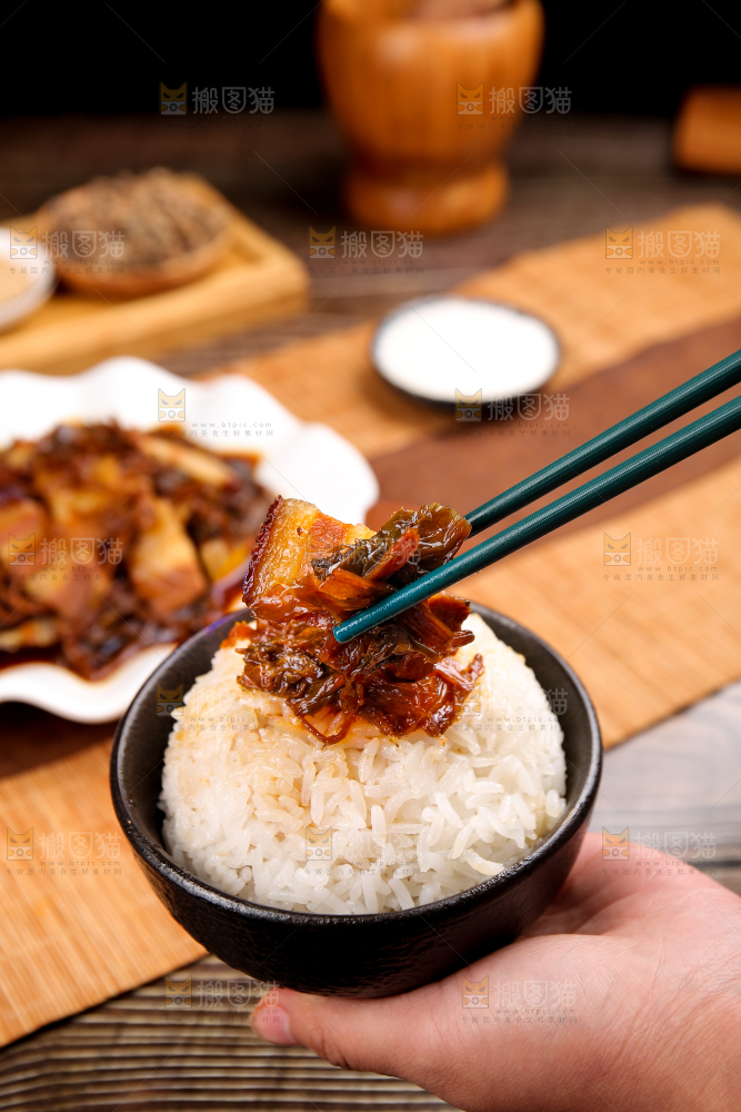 木底上的梅干菜五花肉