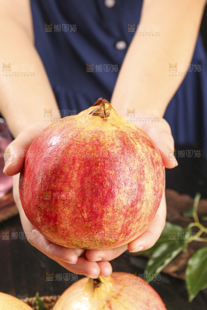 深底上的黑籽石榴