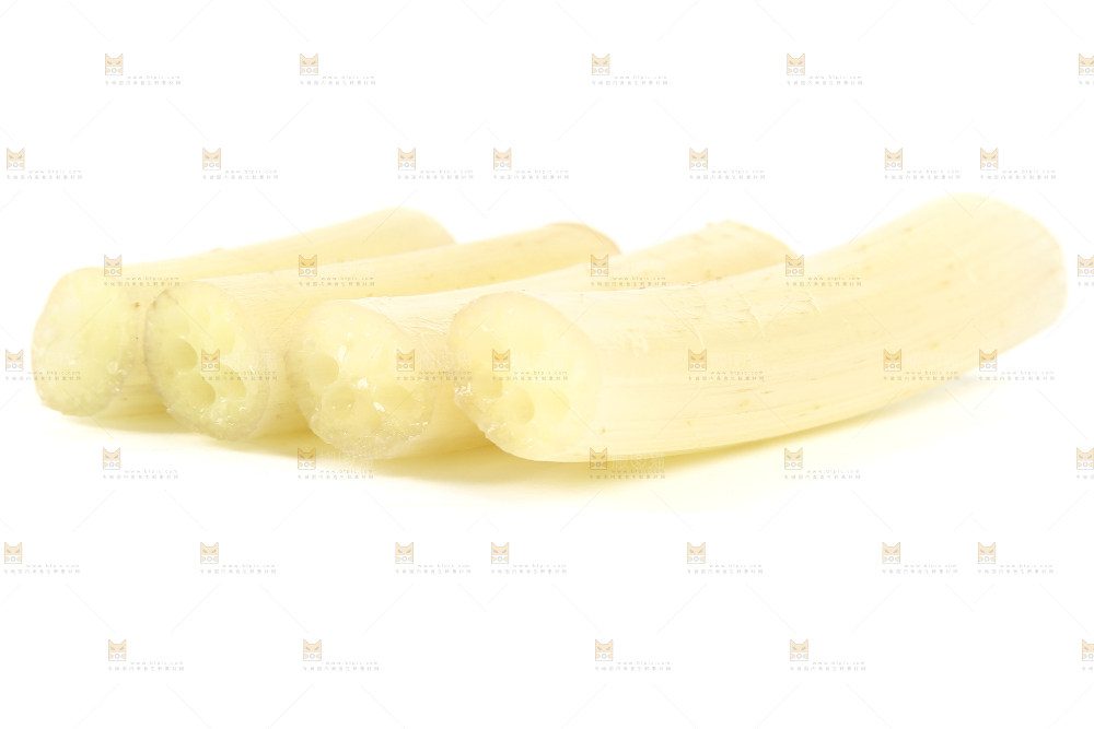 白底上摆放着新鲜藕带