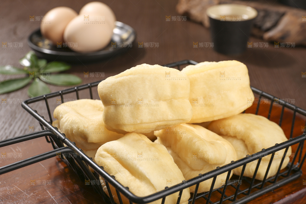 深底上的香酥油条
