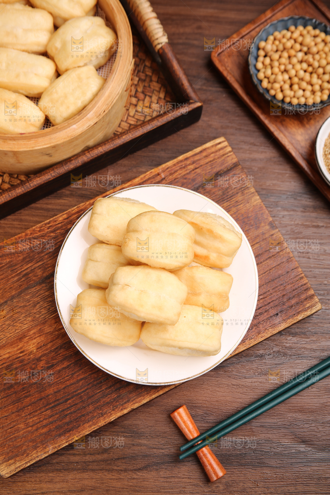 木底上放着的炸油条