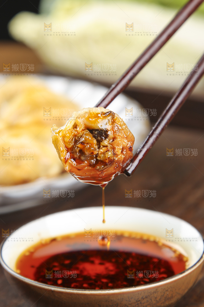 木底上放着的煎饺
