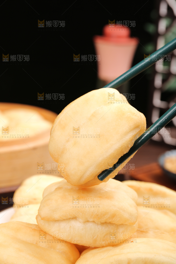 木底上放着的炸油条