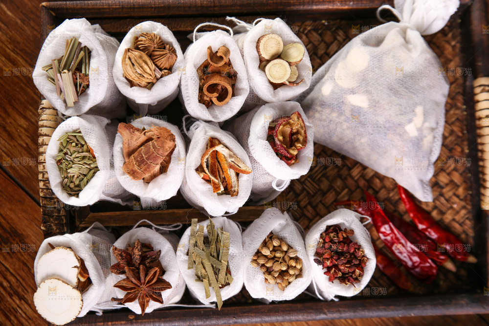 木底上的香料组合