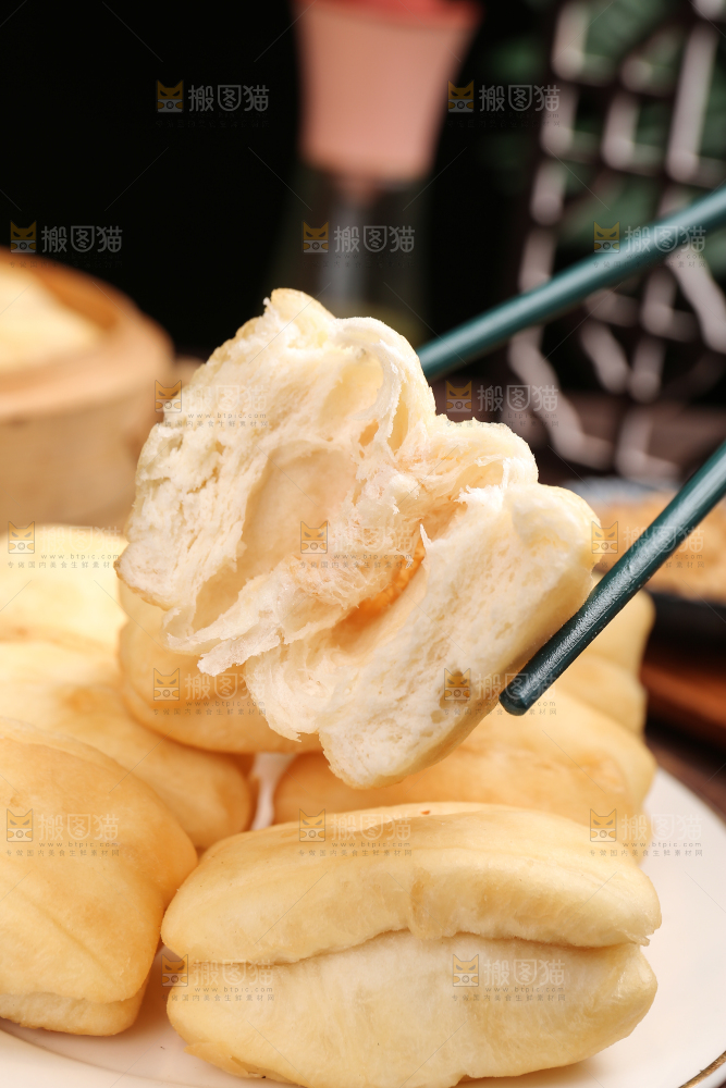 木底上放着的炸油条