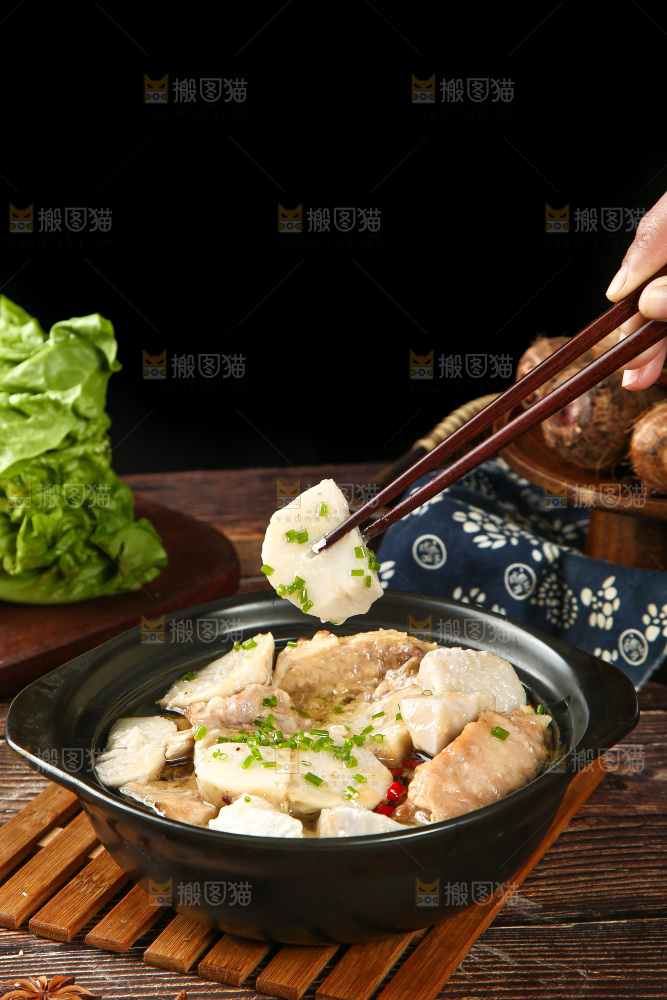 深底上的芋头排骨煲