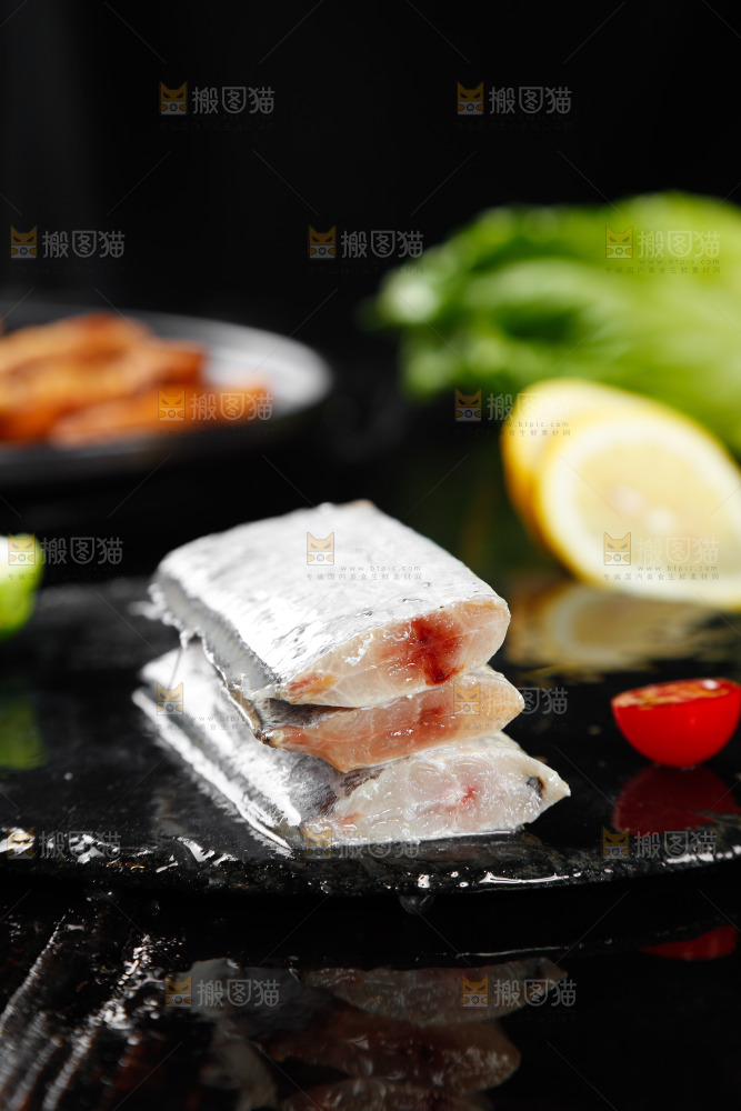 黑底上的鲜冻带鱼段