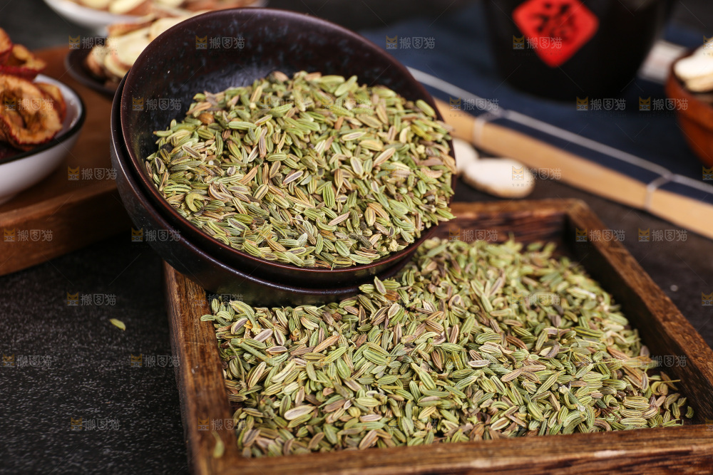 木底上的小茴香籽