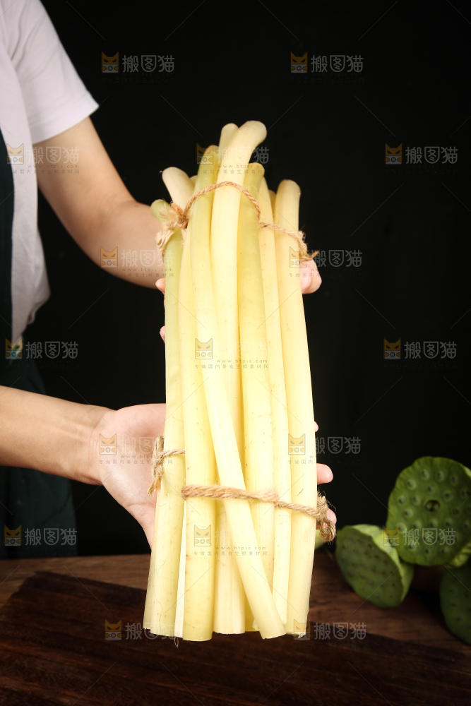 深底上放着藕带