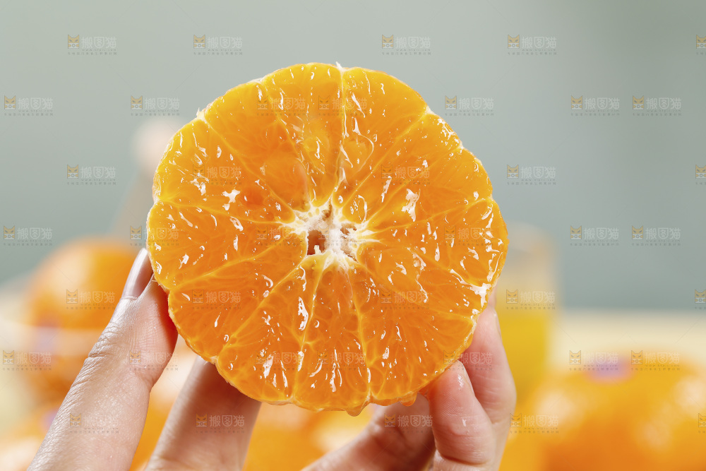 浅底上的新鲜澳柑