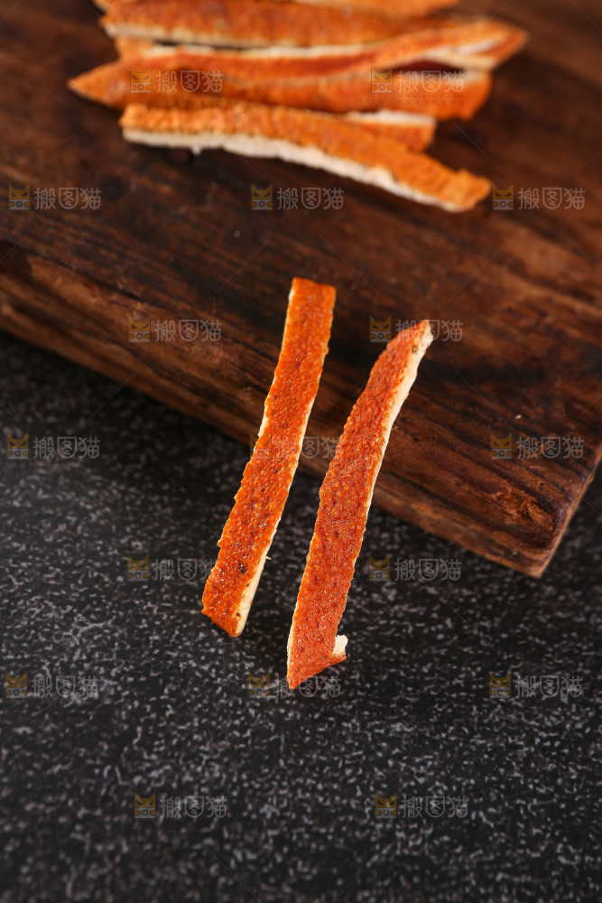 木底上摆放着陈皮