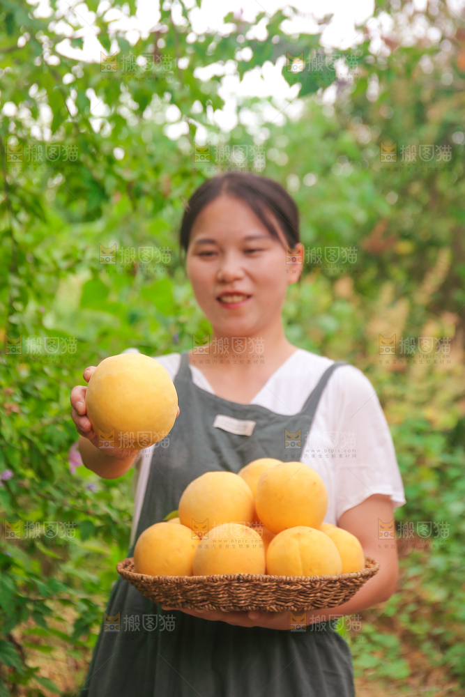 手里拿着炎陵黄桃