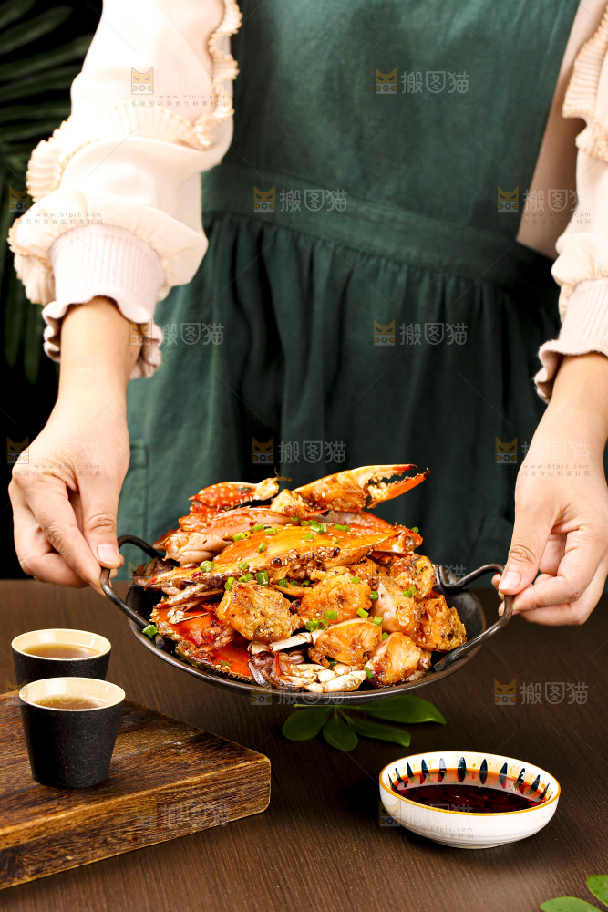 深底上的香辣梭子蟹