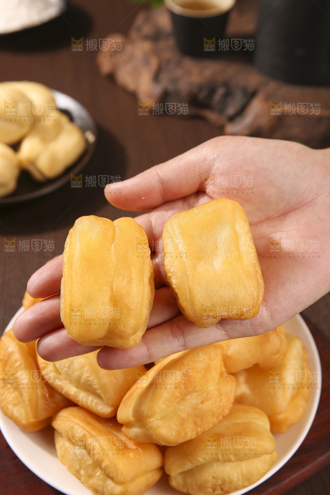 深底上的香酥油条