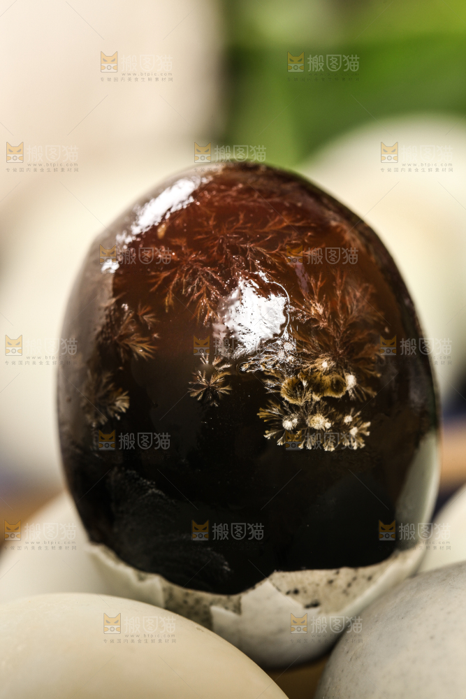 木底上摆放着皮鸭蛋