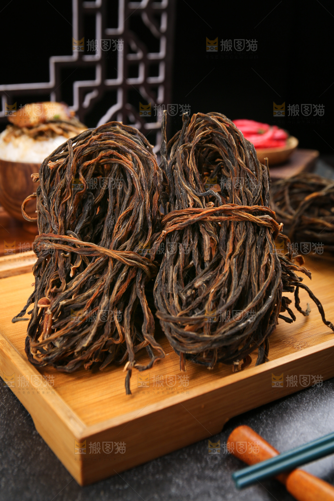 木底上放着干豆角