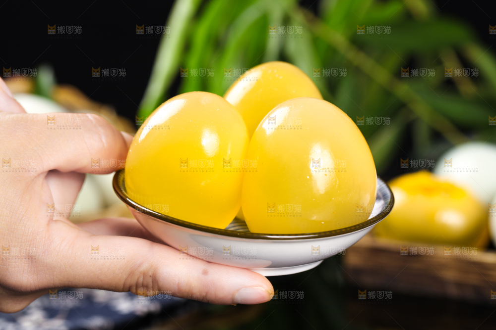 深底上的黄金皮蛋
