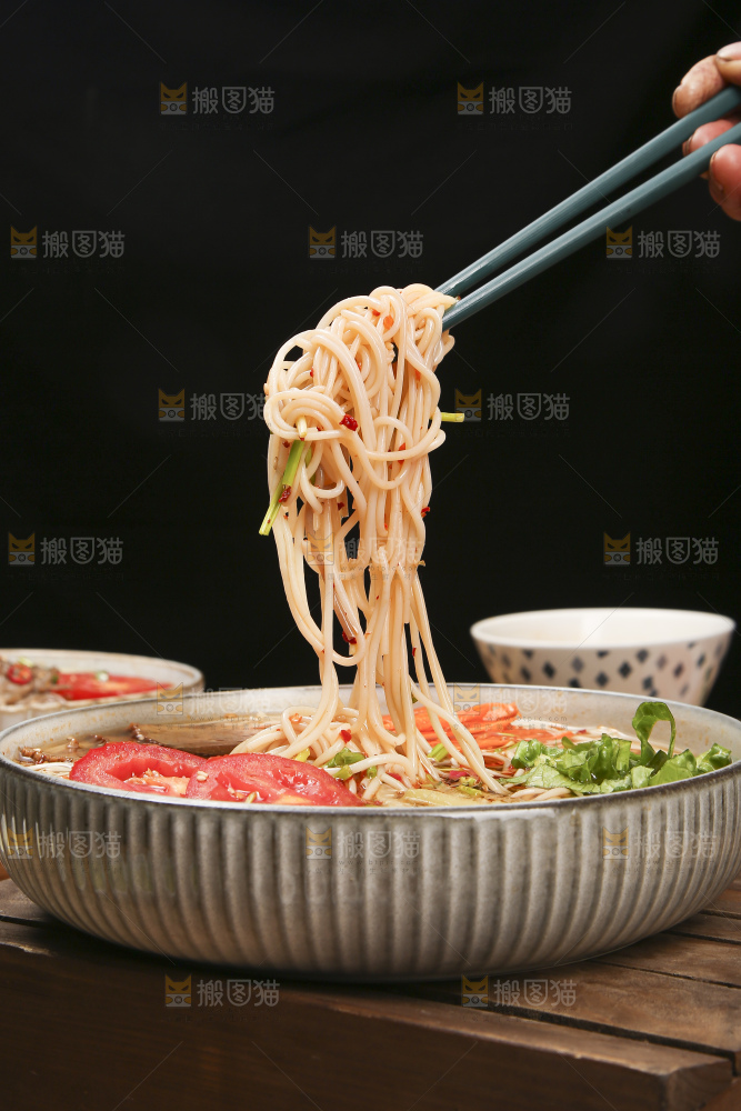 木底上的一碗冷面