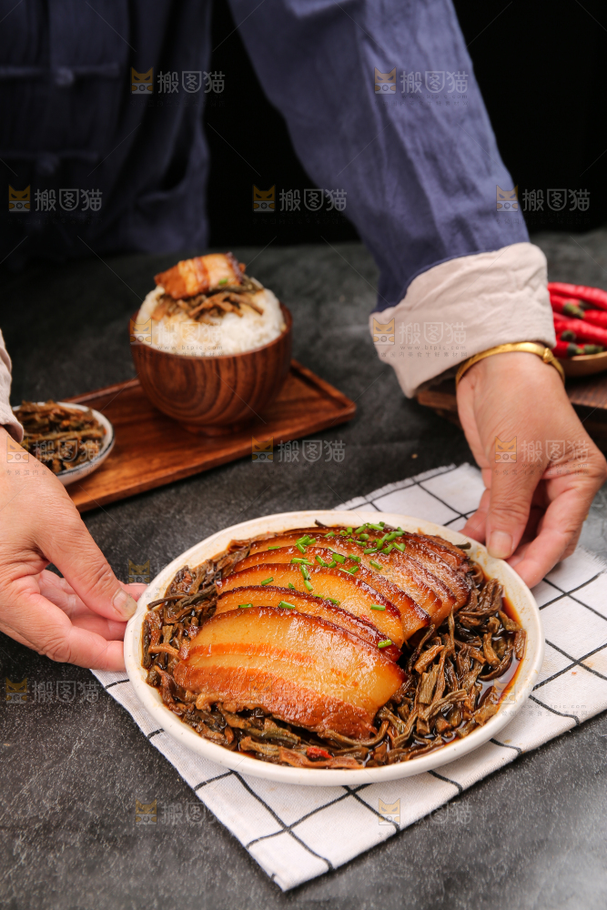 深底上的干豆角扣肉