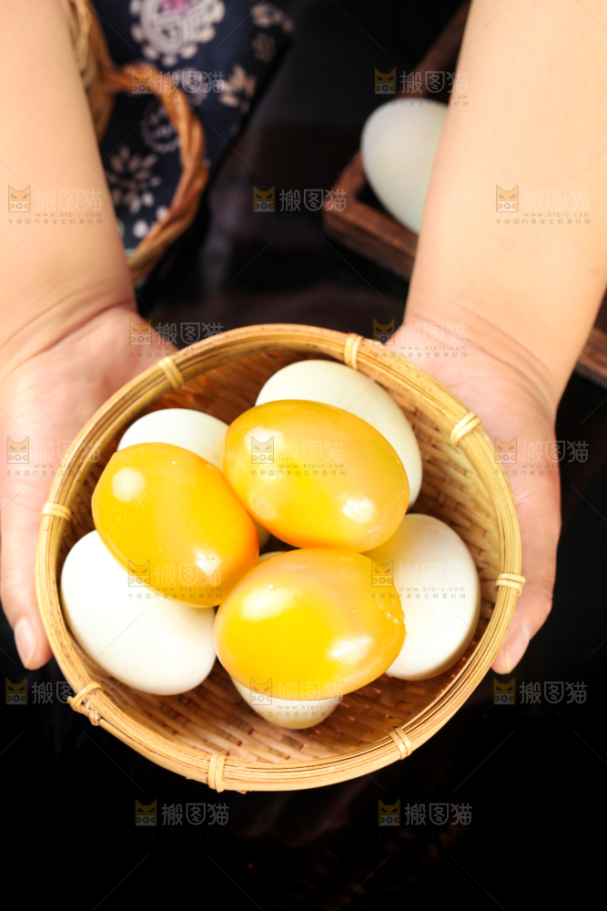 深底上的黄金皮蛋