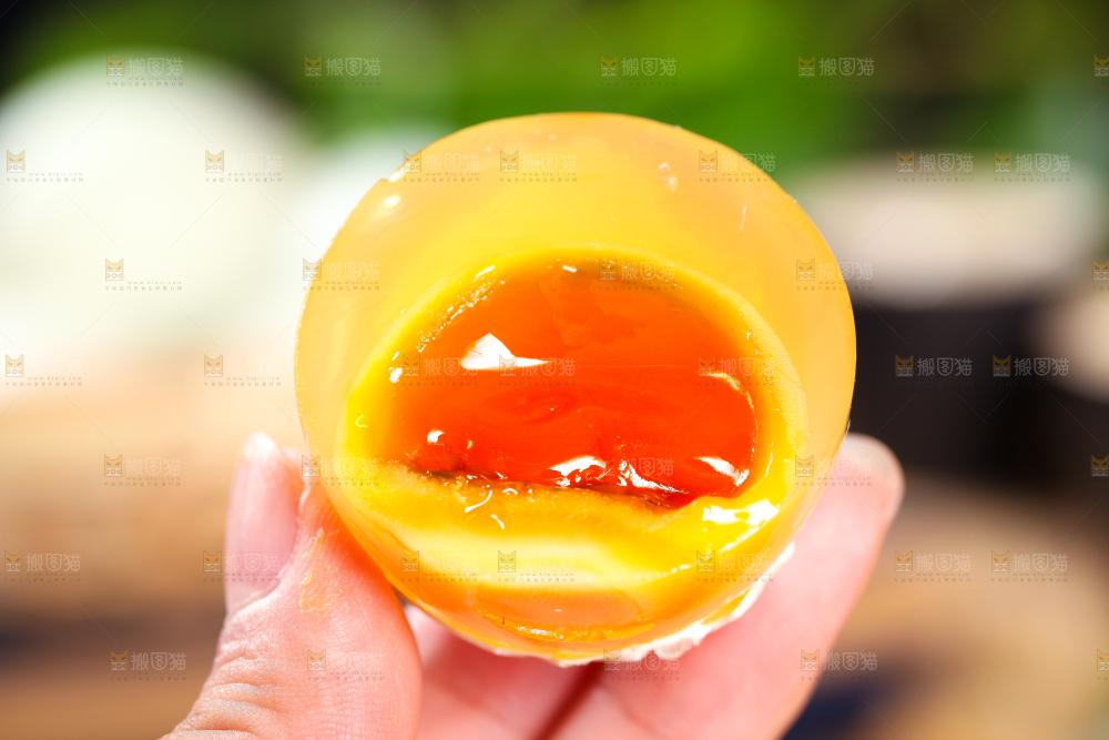 浅底上的黄心皮蛋