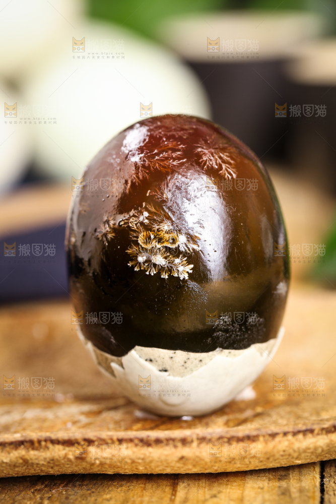 木底上摆放着皮鸭蛋