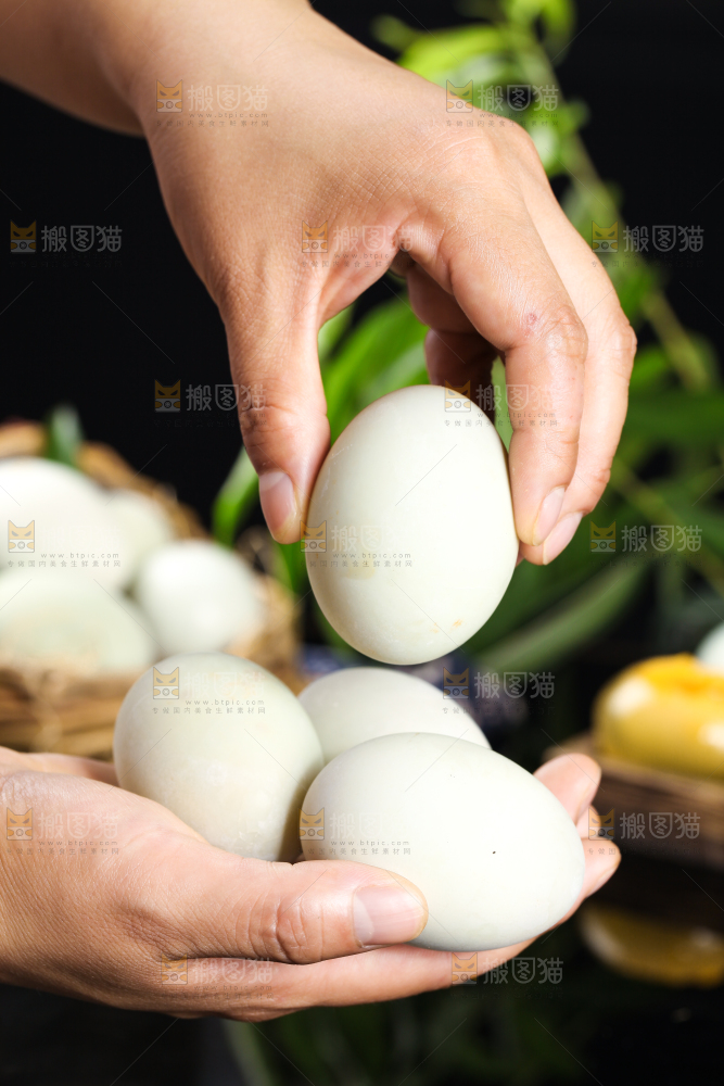 深底上的黄金皮蛋