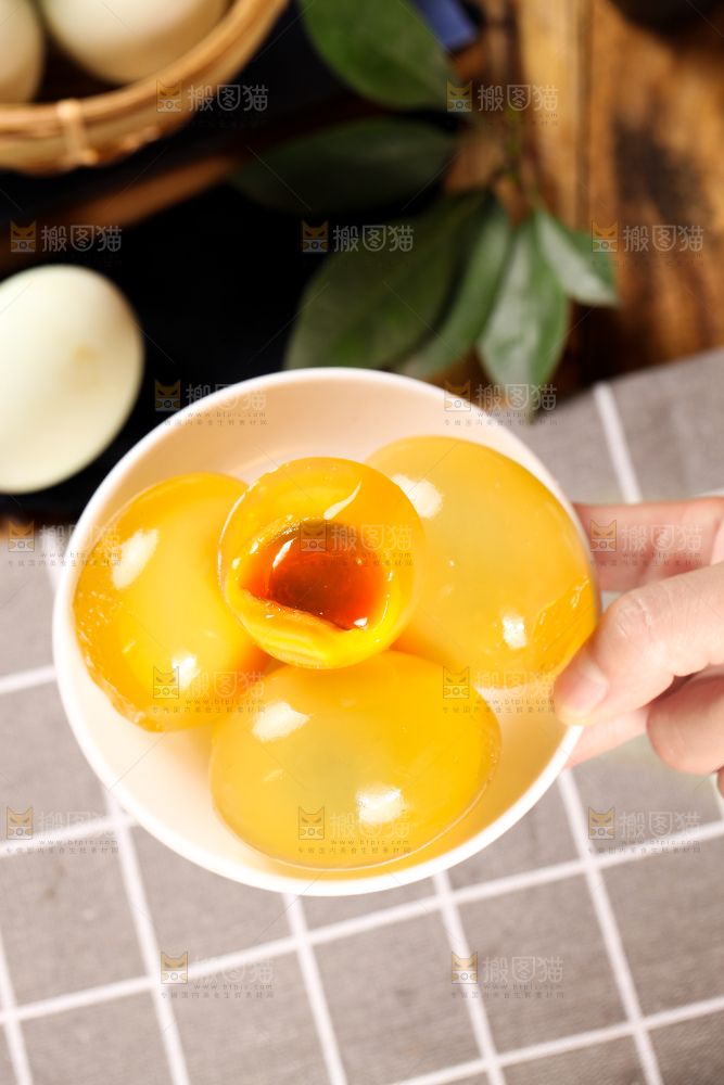 浅底上的黄心皮蛋