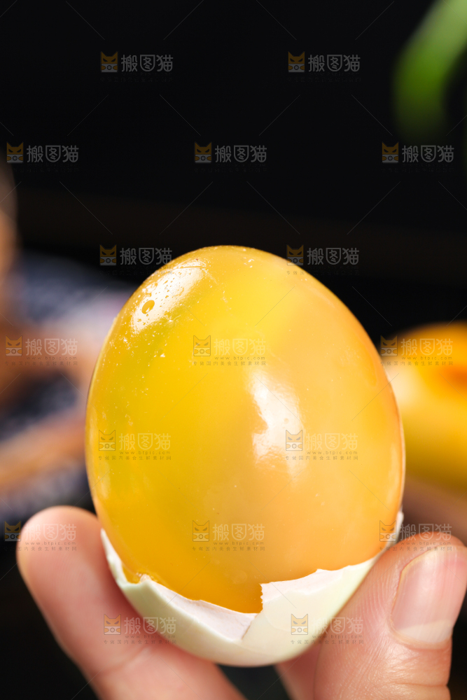 深底上的黄金皮蛋