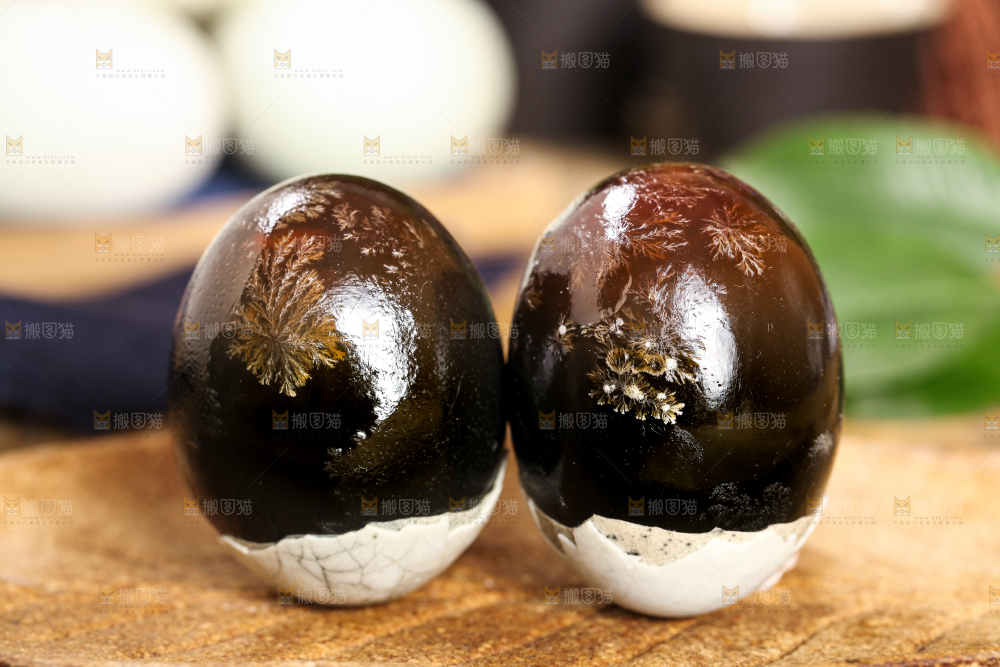 木底上摆放着皮鸭蛋