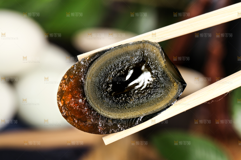 木底上摆放着皮鸭蛋