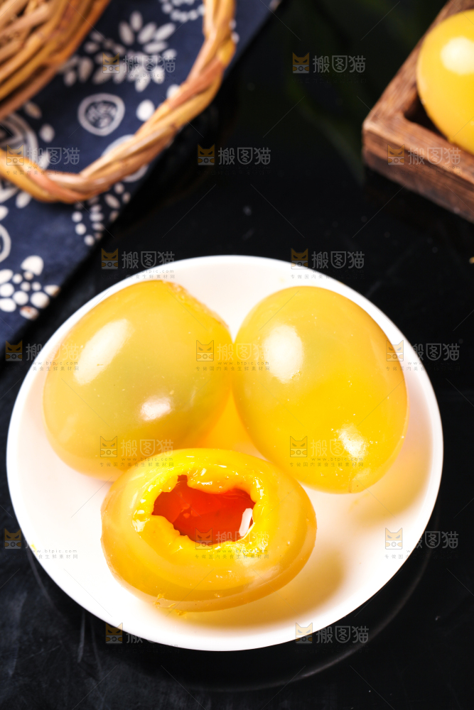 深底上的黄金皮蛋