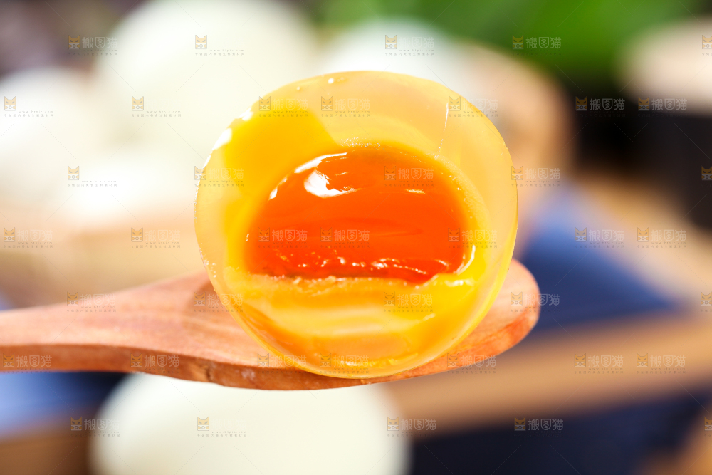 浅底上的黄心皮蛋
