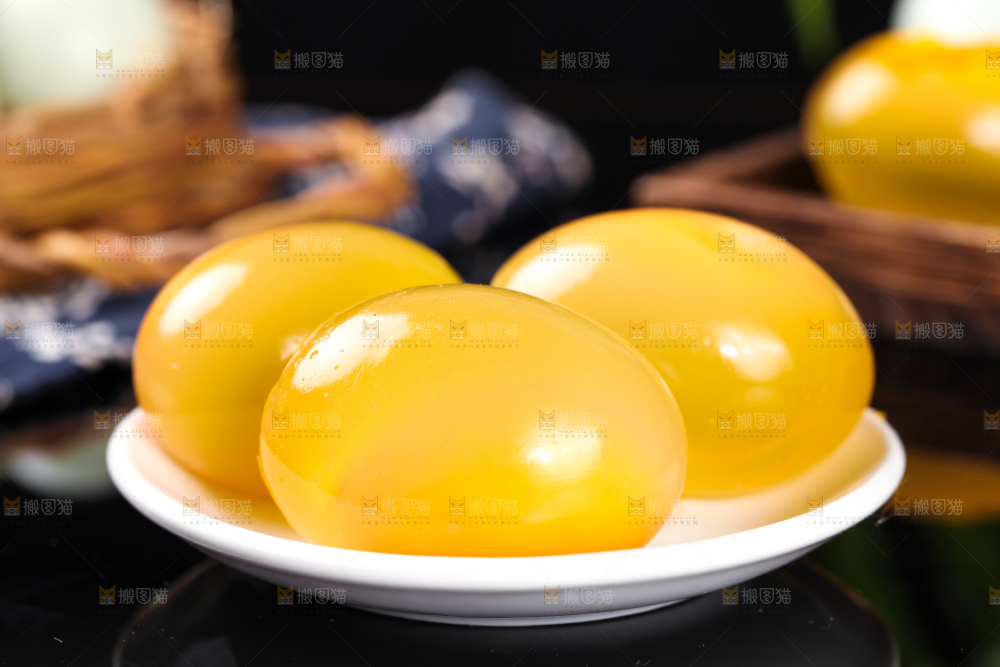 深底上的黄金皮蛋