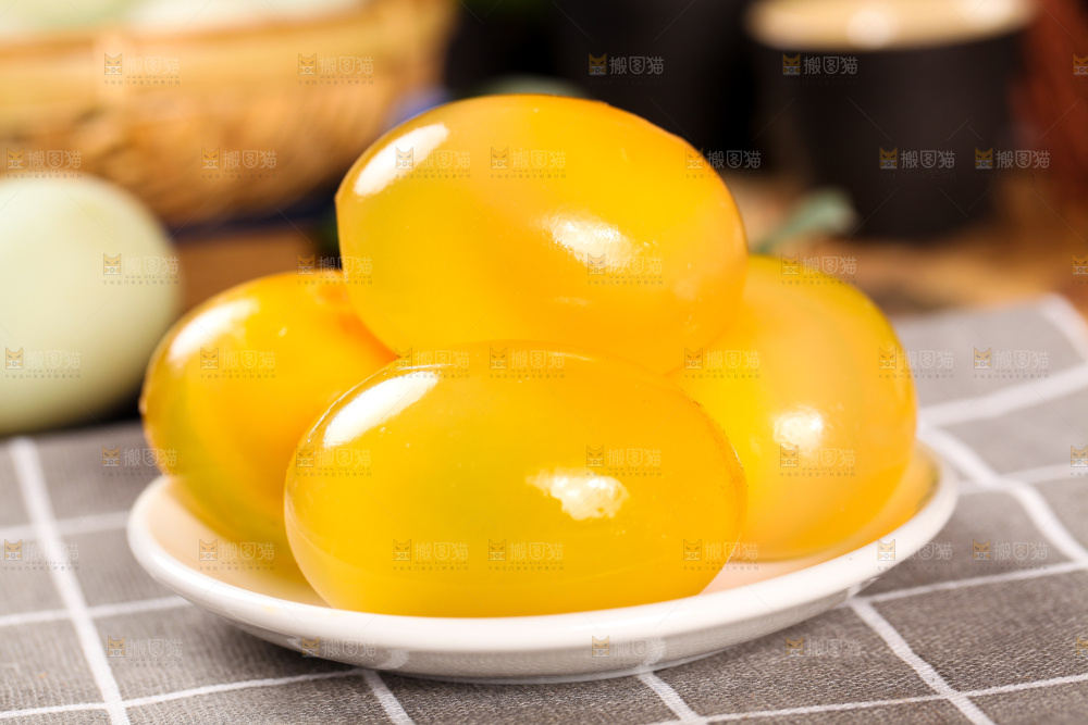 浅底上的黄心皮蛋
