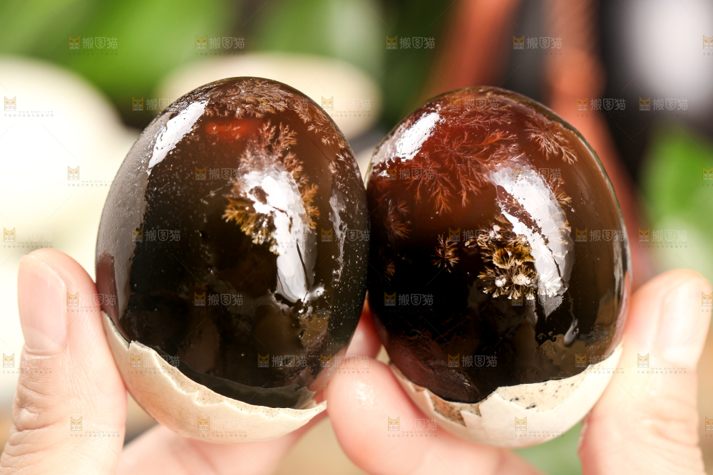 木底上摆放着皮鸭蛋