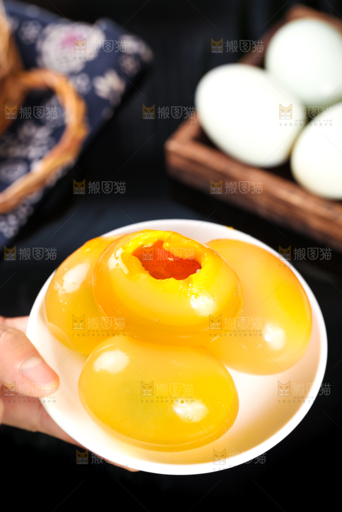 深底上的黄金皮蛋