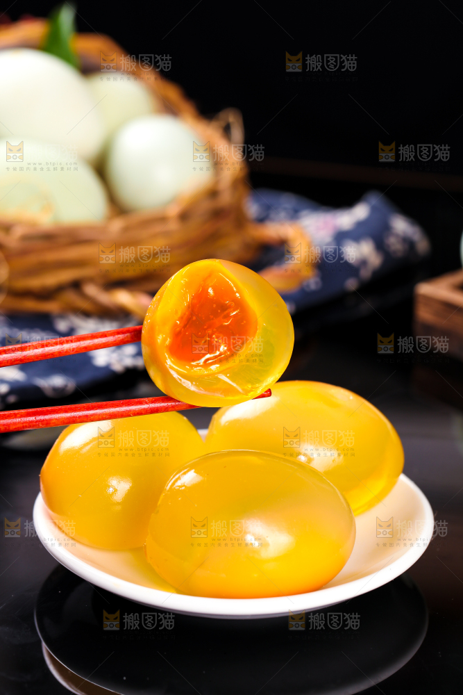 深底上的黄金皮蛋