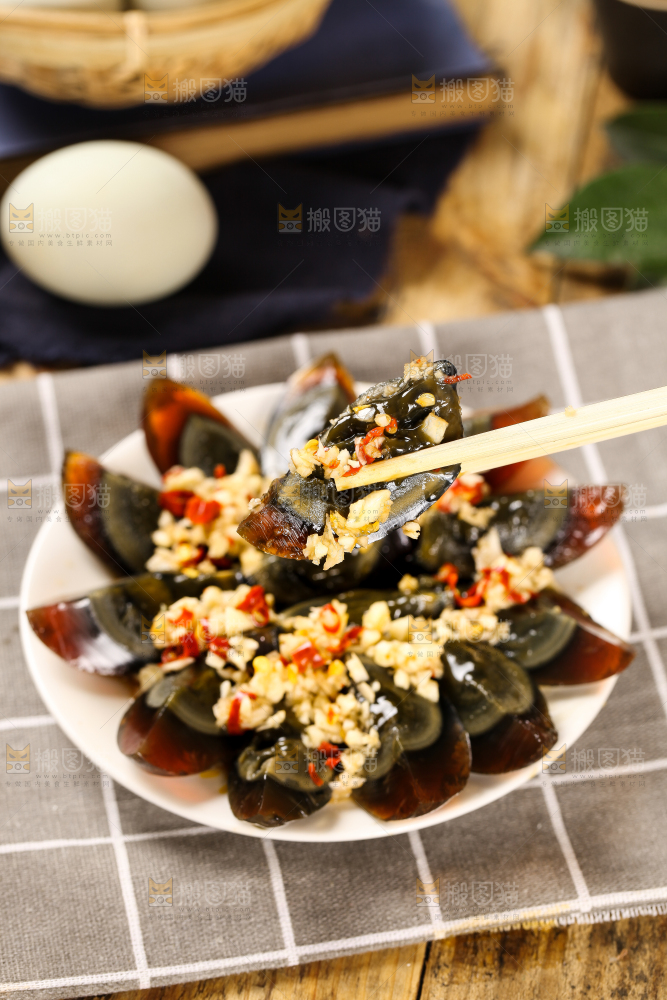 盘子里的凉拌皮蛋